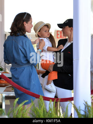 MIAMI BEACH, FL - APRIL 09: (EXKLUSIVE ABDECKUNG) Georgina Bloomberg und Sohn Jasper Bloomberg bei der Longines Global Champions Tour in Miami Beach. Georgina Leigh Bloomberg ist die jüngere Tochter des ehemaligen New Yorker Bürgermeisters und Milliardärs Michael Bloomberg und Susan Brown am 9. April 2016 in Miami Beach, Florida. Personen: Georgina Bloomberg, Jasper Bloomberg Stockfoto