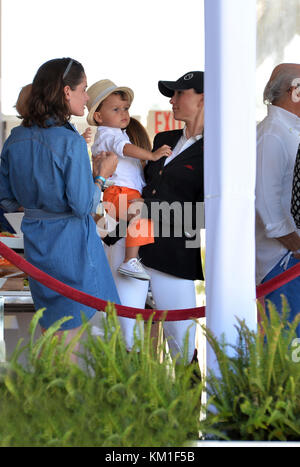 MIAMI BEACH, FL - APRIL 09: (EXKLUSIVE ABDECKUNG) Georgina Bloomberg und Sohn Jasper Bloomberg bei der Longines Global Champions Tour in Miami Beach. Georgina Leigh Bloomberg ist die jüngere Tochter des ehemaligen New Yorker Bürgermeisters und Milliardärs Michael Bloomberg und Susan Brown am 9. April 2016 in Miami Beach, Florida. Personen: Georgina Bloomberg, Jasper Bloomberg Stockfoto