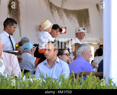 MIAMI BEACH, FL - APRIL 09: (EXKLUSIVE ABDECKUNG) Georgina Bloomberg und Sohn Jasper Bloomberg bei der Longines Global Champions Tour in Miami Beach. Georgina Leigh Bloomberg ist die jüngere Tochter des ehemaligen New Yorker Bürgermeisters und Milliardärs Michael Bloomberg und Susan Brown am 9. April 2016 in Miami Beach, Florida. Personen: Georgina Bloomberg, Jasper Bloomberg Stockfoto