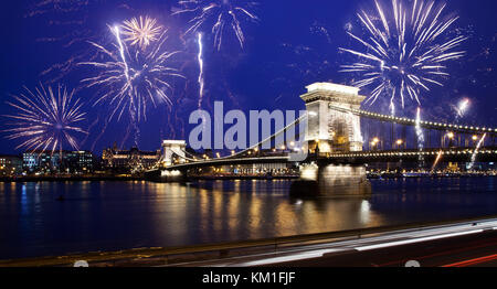 Feiern das Neue Jahr in der Stadt - Kettenbrücke mit Feuerwerk über der Donau, Budapest, Ungarn Stockfoto