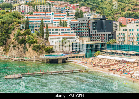 Budva, Montenegro - 20. August 2017: Blick auf die moderne Stadt am Strand von Budva, Montenegro Budva ist eine der besten und beliebtesten Ferienorte der Adri Stockfoto