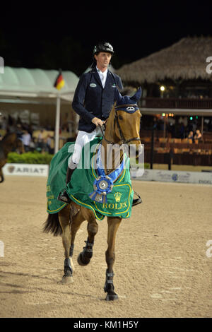 WELLINGTON, FL - 02. APRIL: Die Grand-prix-Action beim Winter Equestrian Festival 2016 (WEF) endete mit einem aufregenden internationalen Showdown am Samstagabend, als der Brite Ben Maher und Jane Clarks Sarena beim Rolex Grand Prix CSI 5* mit 500.000 US-Dollar zum Sieg sprangen. Beim Finale des Grand prix für die Winterstrecke bestritten Maher und Sarena einen 7-Pferde-Sprungoff, McLain Ward (USA) und HH Azur als Zweiter, Meredith Michaels-Beerbaum (GER) und Fibonacci 17 als Dritter. Das Winter Equestrian Festival (WEF) ist das weltweit größte und am längsten laufende Jäger- und Springpferdefest im Palm BE Stockfoto