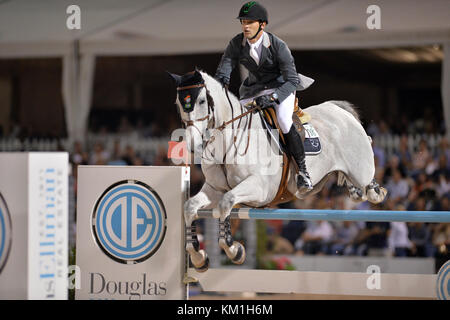 WELLINGTON, FL - 02. APRIL: Die Grand-prix-Action beim Winter Equestrian Festival 2016 (WEF) endete mit einem aufregenden internationalen Showdown am Samstagabend, als der Brite Ben Maher und Jane Clarks Sarena beim Rolex Grand Prix CSI 5* mit 500.000 US-Dollar zum Sieg sprangen. Beim Finale des Grand prix für die Winterstrecke bestritten Maher und Sarena einen 7-Pferde-Sprungoff, McLain Ward (USA) und HH Azur als Zweiter, Meredith Michaels-Beerbaum (GER) und Fibonacci 17 als Dritter. Das Winter Equestrian Festival (WEF) ist das weltweit größte und am längsten laufende Jäger- und Springpferdefest im Palm BE Stockfoto