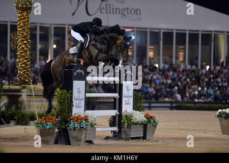 WELLINGTON, FL - 02. APRIL: Die Grand-prix-Action beim Winter Equestrian Festival 2016 (WEF) endete mit einem aufregenden internationalen Showdown am Samstagabend, als der Brite Ben Maher und Jane Clarks Sarena beim Rolex Grand Prix CSI 5* mit 500.000 US-Dollar zum Sieg sprangen. Beim Finale des Grand prix für die Winterstrecke bestritten Maher und Sarena einen 7-Pferde-Sprungoff, McLain Ward (USA) und HH Azur als Zweiter, Meredith Michaels-Beerbaum (GER) und Fibonacci 17 als Dritter. Das Winter Equestrian Festival (WEF) ist das weltweit größte und am längsten laufende Jäger- und Springpferdefest im Palm BE Stockfoto