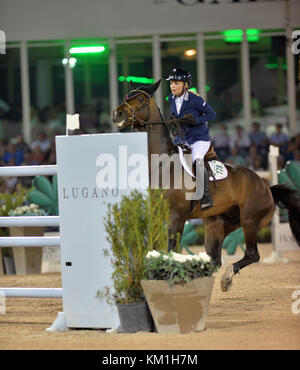 WELLINGTON, FL - 02. APRIL: Die Grand-prix-Action beim Winter Equestrian Festival 2016 (WEF) endete mit einem aufregenden internationalen Showdown am Samstagabend, als der Brite Ben Maher und Jane Clarks Sarena beim Rolex Grand Prix CSI 5* mit 500.000 US-Dollar zum Sieg sprangen. Beim Finale des Grand prix für die Winterstrecke bestritten Maher und Sarena einen 7-Pferde-Sprungoff, McLain Ward (USA) und HH Azur als Zweiter, Meredith Michaels-Beerbaum (GER) und Fibonacci 17 als Dritter. Das Winter Equestrian Festival (WEF) ist das weltweit größte und am längsten laufende Jäger- und Springpferdefest im Palm BE Stockfoto