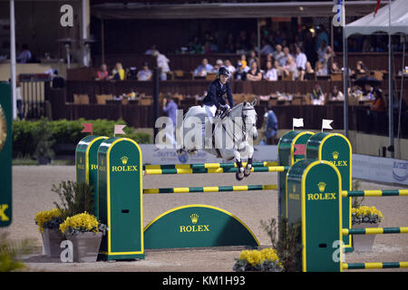 WELLINGTON, FL - 02. APRIL: Die Grand-prix-Action beim Winter Equestrian Festival 2016 (WEF) endete mit einem aufregenden internationalen Showdown am Samstagabend, als der Brite Ben Maher und Jane Clarks Sarena beim Rolex Grand Prix CSI 5* mit 500.000 US-Dollar zum Sieg sprangen. Beim Finale des Grand prix für die Winterstrecke bestritten Maher und Sarena einen 7-Pferde-Sprungoff, McLain Ward (USA) und HH Azur als Zweiter, Meredith Michaels-Beerbaum (GER) und Fibonacci 17 als Dritter. Das Winter Equestrian Festival (WEF) ist das weltweit größte und am längsten laufende Jäger- und Springpferdefest im Palm BE Stockfoto