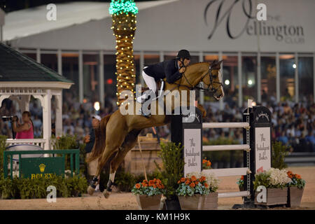 Wellington, fl - 02. April: Grand Prix im Winter Equestrian Festival 2016 (wef) abgeschlossen mit einem spannenden internationalen Showdown Samstag Nacht als Großbritannien Ben Maher und Jane Clark sarena sprang zum Sieg in der $ 500.000 Rolex Grand Prix CSI5*. Das finale Grand Prix für den Winter Schaltung, Maher und sarena überstieg ein sieben-Pferd springen, mit mclain Ward (USA) und hh Azur im zweiten, und Meredith Michaels- beerbaum (Ger) und Fibonacci 17 Dritte. den Winter Equestrian Festival (wef) ist der größte und am längsten laufende Jäger/Jumper Reiterfall in der Welt an der Palm statt. Stockfoto