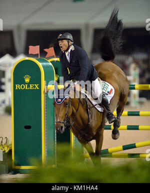 WELLINGTON, FL - 02. APRIL: Die Grand-prix-Action beim Winter Equestrian Festival 2016 (WEF) endete mit einem aufregenden internationalen Showdown am Samstagabend, als der Brite Ben Maher und Jane Clarks Sarena beim Rolex Grand Prix CSI 5* mit 500.000 US-Dollar zum Sieg sprangen. Beim Finale des Grand prix für die Winterstrecke bestritten Maher und Sarena einen 7-Pferde-Sprungoff, McLain Ward (USA) und HH Azur als Zweiter, Meredith Michaels-Beerbaum (GER) und Fibonacci 17 als Dritter. Das Winter Equestrian Festival (WEF) ist das weltweit größte und am längsten laufende Jäger- und Springpferdefest im Palm BE Stockfoto