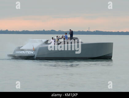 KEY BISCAYNE, FL – 17. JANUAR 2014: Am Set von Entourage, dem Film mit Kevin Connolly, Jerry Ferrara und Kevin Dillon am 17. Januar 2017 in Key Biscayne Florida. Personen: Kevin Connolly Jerry Ferrara Kevin Dillon Stockfoto