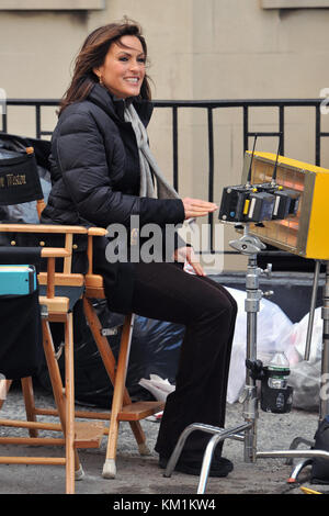 NEW YORK – 14. FEBRUAR: Mariska Hargitay Christopher Meloni im Film Law & Order: Special Victors Unit auf der Upper West Side. Am 14. Februar 2011 in New York City. Leute: Mariska Hargitay Stockfoto