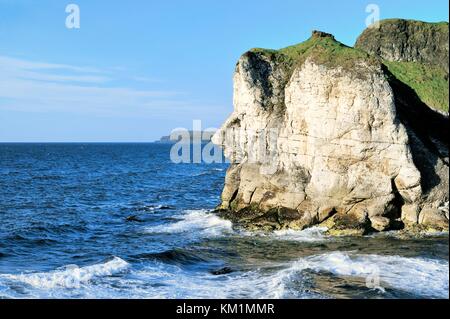 Die riesen Kopf Kalksteinfelsen Wahrzeichen am weißen Felsen in der Nähe von Portrush, Nordirland. nach Osten hin zum Giants Causeway Vorgewende Stockfoto