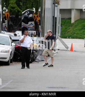 FORT LAUDERDALE, FL - 18. JUNI: (EXKLUSIVE BERICHTERSTATTUNG) Tom Cruise weigert sich, auf dem Set von Rock of Ages fotografiert zu werden. Die Kreuzfahrt wurde in einem roten Golfwagen (der alles verdeckt war) herumgefahren und von Sicherheitskräften flankiert, von seinem Wohnwagen bis zur Tür des Clubs (die etwa 30 Meter entfernt war); die Fans sagten, Tom sah lächerlich aus, als er über die Straße fuhr, anstatt zu Fuß zu gehen. Alle waren sehr enttäuscht, als der Schauspieler der A-Liste sich weigerte, Fotos zu machen oder Autogramme zu unterschreiben, nachdem er von Fans und Fotos angegriffen wurde, die schrien: „Ich habe gehört, dass dieser Film gerade zum Video geht“ und „Tom I Hope You d Stockfoto