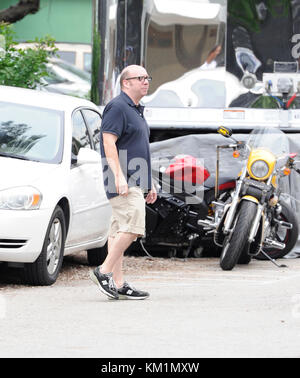 FORT LAUDERDALE, FL - 18. JUNI: (EXKLUSIVE BERICHTERSTATTUNG) Tom Cruise weigert sich, auf dem Set von Rock of Ages fotografiert zu werden. Die Kreuzfahrt wurde in einem roten Golfwagen (der alles verdeckt war) herumgefahren und von Sicherheitskräften flankiert, von seinem Wohnwagen bis zur Tür des Clubs (die etwa 30 Meter entfernt war); die Fans sagten, Tom sah lächerlich aus, als er über die Straße fuhr, anstatt zu Fuß zu gehen. Alle waren sehr enttäuscht, als der Schauspieler der A-Liste sich weigerte, Fotos zu machen oder Autogramme zu unterschreiben, nachdem er von Fans und Fotos angegriffen wurde, die schrien: „Ich habe gehört, dass dieser Film gerade zum Video geht“ und „Tom I Hope You d Stockfoto