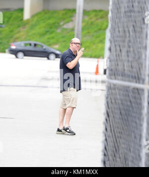 Fort Lauderdale, FL - Juni 18: (exklusive Deckung) Tom Cruise sich weigert, auf dem Set von Rock of Ages fotografiert werden. Kreuzfahrt war um in einem roten Golf Cart (das war alles abgedeckt) und durch die Sicherheit von seinem Anhänger flankiert in der Tür der Club (der war wie 30 Meter entfernt); Fans sagten Tom, sah, auf der anderen Straßenseite lächerlich macht, anstatt zu Fuß. Alle waren sehr enttäuscht, als die einer Liste Schauspieler weigerte sich, Fotos oder Autogramme zu nehmen, nachdem er von Fans und photogs, schrieen' ich gehört, dieser Film ist Strait zu Video' und 'Tom Ich hoffe Sie d Gehechelt war angetrieben Stockfoto