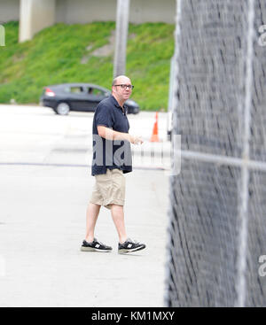 Fort Lauderdale, FL - Juni 18: (exklusive Deckung) Tom Cruise sich weigert, auf dem Set von Rock of Ages fotografiert werden. Kreuzfahrt war um in einem roten Golf Cart (das war alles abgedeckt) und durch die Sicherheit von seinem Anhänger flankiert in der Tür der Club (der war wie 30 Meter entfernt); Fans sagten Tom, sah, auf der anderen Straßenseite lächerlich macht, anstatt zu Fuß. Alle waren sehr enttäuscht, als die einer Liste Schauspieler weigerte sich, Fotos oder Autogramme zu nehmen, nachdem er von Fans und photogs, schrieen' ich gehört, dieser Film ist Strait zu Video' und 'Tom Ich hoffe Sie d Gehechelt war angetrieben Stockfoto