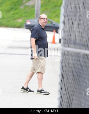 FORT LAUDERDALE, FL - 18. JUNI: (EXKLUSIVE BERICHTERSTATTUNG) Tom Cruise weigert sich, auf dem Set von Rock of Ages fotografiert zu werden. Die Kreuzfahrt wurde in einem roten Golfwagen (der alles verdeckt war) herumgefahren und von Sicherheitskräften flankiert, von seinem Wohnwagen bis zur Tür des Clubs (die etwa 30 Meter entfernt war); die Fans sagten, Tom sah lächerlich aus, als er über die Straße fuhr, anstatt zu Fuß zu gehen. Alle waren sehr enttäuscht, als der Schauspieler der A-Liste sich weigerte, Fotos zu machen oder Autogramme zu unterschreiben, nachdem er von Fans und Fotos angegriffen wurde, die schrien: „Ich habe gehört, dass dieser Film gerade zum Video geht“ und „Tom I Hope You d Stockfoto