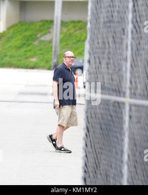 FORT LAUDERDALE, FL - 18. JUNI: (EXKLUSIVE BERICHTERSTATTUNG) Tom Cruise weigert sich, auf dem Set von Rock of Ages fotografiert zu werden. Die Kreuzfahrt wurde in einem roten Golfwagen (der alles verdeckt war) herumgefahren und von Sicherheitskräften flankiert, von seinem Wohnwagen bis zur Tür des Clubs (die etwa 30 Meter entfernt war); die Fans sagten, Tom sah lächerlich aus, als er über die Straße fuhr, anstatt zu Fuß zu gehen. Alle waren sehr enttäuscht, als der Schauspieler der A-Liste sich weigerte, Fotos zu machen oder Autogramme zu unterschreiben, nachdem er von Fans und Fotos angegriffen wurde, die schrien: „Ich habe gehört, dass dieser Film gerade zum Video geht“ und „Tom I Hope You d Stockfoto