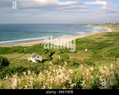 White Park Bay an der Giants Causeway Coast im County Antrim, Nordirland. Rathlin Island in der Ferne. Sommer Stockfoto