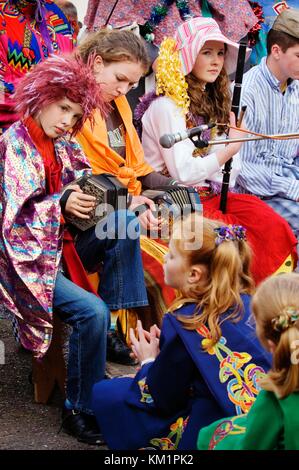 Bunratty Folk Park, Bunratty Castle, County Clare, Irland. Junge Musiker spielen für Tänzer vor der Dorfkneipe. Stockfoto