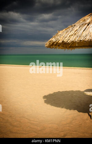 Das Stroh Sonnenschirm am Strand von South Beach Stockfoto