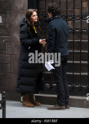 NEW YORK, NY - OKTOBER 31: Leighton Meester Penn Badgley wird am Set der TV-Show Gossip Girl in Manhattan gesehen. Am 31. Oktober 2011 in New York City. Leute: Leighton Meester Penn Badgley Stockfoto