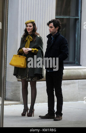 NEW YORK, NY - OKTOBER 31: Leighton Meester Penn Badgley wird am Set der TV-Show Gossip Girl in Manhattan gesehen. Am 31. Oktober 2011 in New York City. Leute: Leighton Meester Penn Badgley Stockfoto