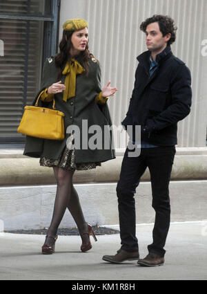 NEW YORK, NY - OKTOBER 31: Leighton Meester Penn Badgley wird am Set der TV-Show Gossip Girl in Manhattan gesehen. Am 31. Oktober 2011 in New York City. Leute: Leighton Meester Penn Badgley Stockfoto