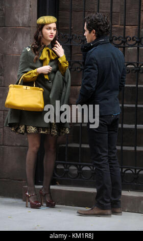 NEW YORK, NY - OKTOBER 31: Leighton Meester Penn Badgley wird am Set der TV-Show Gossip Girl in Manhattan gesehen. Am 31. Oktober 2011 in New York City. Leute: Leighton Meester Penn Badgley Stockfoto