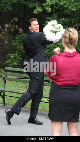 NEW YORK - SEPTEMBER 21: Hayes MacArthur am Set von 'Bachelorette'. Am 21. September 2011 in New York City, Leute: Hayes MacArthur Stockfoto