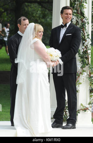 NEW YORK - SEPTEMBER 21: Hayes MacArthur Rebel Wilson am Set von 'Bachelorette'. Am 21. September 2011 in New York City, Leute: Hayes MacArthur Rebel Wilson Stockfoto