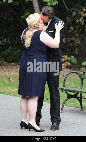 NEW YORK - SEPTEMBER 21: Hayes MacArthur Rebel Wilson am Set von 'Bachelorette'. Am 21. September 2011 in New York City, Leute: Hayes MacArthur Rebel Wilson Stockfoto