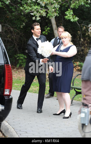 NEW YORK - SEPTEMBER 21: Hayes MacArthur Rebel Wilson am Set von 'Bachelorette'. Am 21. September 2011 in New York City, Leute: Hayes MacArthur Rebel Wilson Stockfoto