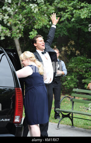 NEW YORK - SEPTEMBER 21: Hayes MacArthur Rebel Wilson am Set von 'Bachelorette'. Am 21. September 2011 in New York City, Leute: Hayes MacArthur Rebel Wilson Stockfoto