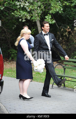 NEW YORK - SEPTEMBER 21: Hayes MacArthur Rebel Wilson am Set von 'Bachelorette'. Am 21. September 2011 in New York City, Leute: Hayes MacArthur Rebel Wilson Stockfoto