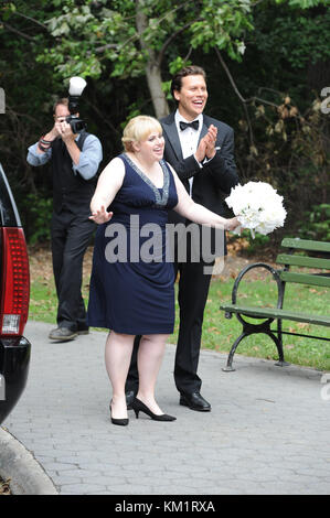 NEW YORK - SEPTEMBER 21: Hayes MacArthur Rebel Wilson am Set von 'Bachelorette'. Am 21. September 2011 in New York City, Leute: Hayes MacArthur Rebel Wilson Stockfoto