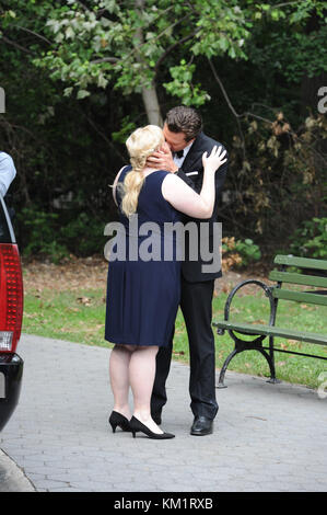 NEW YORK - SEPTEMBER 21: Hayes MacArthur Rebel Wilson am Set von 'Bachelorette'. Am 21. September 2011 in New York City, Leute: Hayes MacArthur Rebel Wilson Stockfoto