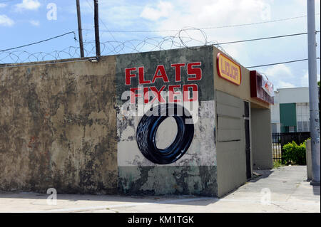 MIAMI BEACH, FL - 18. Juni: Erste pixs von Rock Of Ages set starrte Tom Cruise. Das Studio hat eine schlechte Kriminalität geritten Nachbarschaft und zu schauen, wie die LA-Streifen in den 80er Jahren. Overtown ist ein Stadtteil von Miami, Florida, Usa, nordwestlich von Downtown Miami. Ursprünglich farbige Stadt während der Jim-crow-Ära des späten 19. bis Mitte des 20. Jahrhunderts genannt, die Gegend war einmal die überragende und ist das historische Zentrum für Handel in der schwarzen amerikanischen Gemeinschaft in Miami und Südflorida. Am 18. Juni 2011 in Miami Beach, Florida, Leute: Rock Of Ages eingestellt Stockfoto