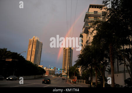 MIAMI BEACH, FL - 18. Juni: Erste pixs von Rock Of Ages set starrte Tom Cruise. Das Studio hat eine schlechte Kriminalität geritten Nachbarschaft und zu schauen, wie die LA-Streifen in den 80er Jahren. Overtown ist ein Stadtteil von Miami, Florida, Usa, nordwestlich von Downtown Miami. Ursprünglich farbige Stadt während der Jim-crow-Ära des späten 19. bis Mitte des 20. Jahrhunderts genannt, die Gegend war einmal die überragende und ist das historische Zentrum für Handel in der schwarzen amerikanischen Gemeinschaft in Miami und Südflorida. Am 18. Juni 2011 in Miami Beach, Florida, Leute: Rock Of Ages eingestellt Stockfoto