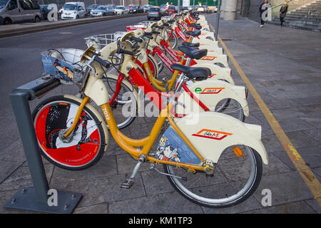 Mailand, Italien, 11. November 2017 - Bike Sharing Service Racks in Mailand. Die gelbe bikemi Fahrräder sind verfügbar für Mietwagen, mit öffentlichen Verkehrsmitteln ti Stockfoto