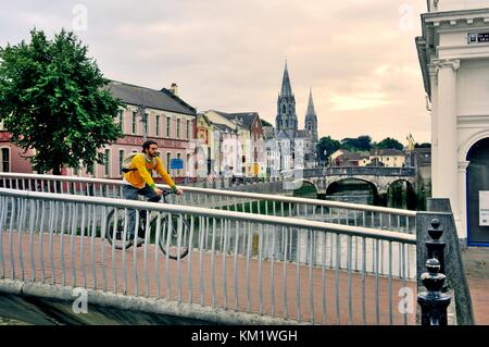 Über des Flusses Lee von unten der Grand Parade Südwesten zum Sullivans Quay in Richtung St Finbarr Kathedrale. Stadt Cork, Irland. Stockfoto