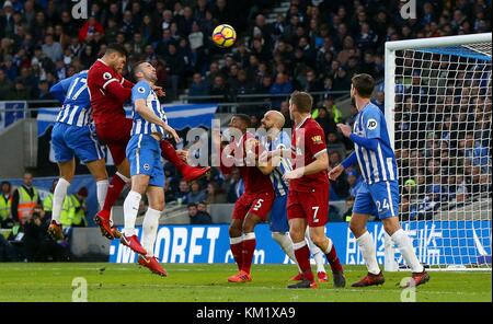 Emre können von Liverpool Köpfe in der öffnung Ziel während der Premier League Match zwischen Brighton und Hove Albion und Liverpool an der American Express Community Stadion in Brighton und Hove. 02 Dez 2017 *** EDITORIAL NUR VERWENDEN *** FA Premier League und der Football League Bilder unterliegen dem DataCo Lizenz siehe Www.football-dataco.com Stockfoto