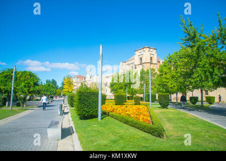 Gärten neben dem Parador de San Marcos. Leon, Spanien. Stockfoto