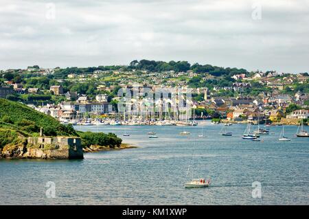 Kinsale Harbour im County Cork, Irland. Sommer. Ort der Schlacht von Kinsale. Stockfoto