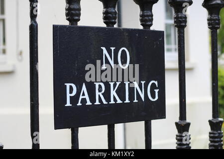 Gusseisen Zaun mit einem Kein Parkplatz Schild, Cork City, Irland Stockfoto