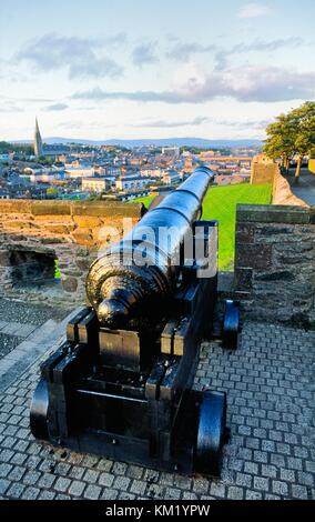 Derry, Irland. Kanone bekannt als Roaring Meg gegen die Belagerung von 1689 eingesetzt. Die doppelte Bastion auf der Stadtmauer mit Blick auf die Bogside Stockfoto