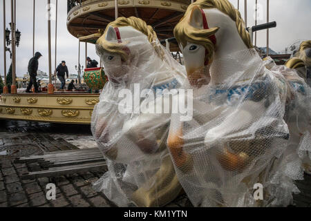 Vorbereitung Weihnachtsmarkt und Karussell Montage auf manege Platz in der Nähe des Kreml in Moskau, Russland Stockfoto