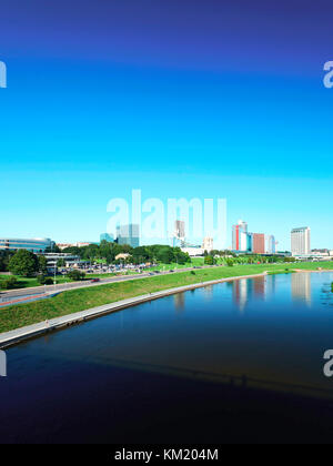 Stadtbild der modernen Wolkenkratzer aus Stahl und Glas Gebäude spiegelt sich in er Fluss Stockfoto