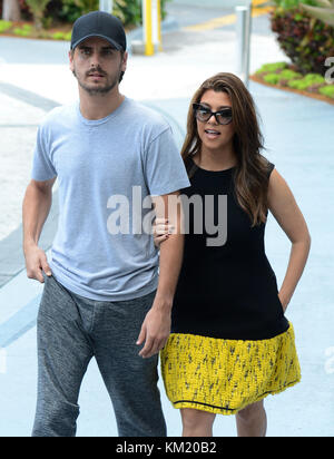 Miami, FL - 15. September: KARDASHIANS am 15. September 2012 in Miami, Florida. Personen: Scott Disick Kourtney Kardashian Stockfoto