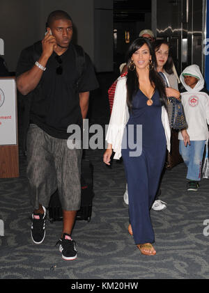 SMG EXC Kardashian Bush AIRPORT 123107 01  EXKLUSIVE BERICHTERSTATTUNG MIAMI - FL- 31. DEZEMBER 2007: (EXKLUSIVE BERICHTERSTATTUNG) Kim Kardashian („Keeping up with the Kardashians“) nimmt ihre Beziehung mit dem NFL-Star Reggie Bush (New Orleans Saints) auf, als das Paar am Miami International Airport ankommt. (Foto: Storms Media Group) Menschen; Kim Kardashian; Reggie Bush Stockfoto