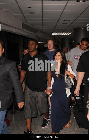 SMG EXC Kardashian Bush AIRPORT 123107 09  EXKLUSIVE BERICHTERSTATTUNG MIAMI - FL- 31. DEZEMBER 2007: (EXKLUSIVE BERICHTERSTATTUNG) Kim Kardashian („Keeping up with the Kardashians“) nimmt ihre Beziehung mit dem NFL-Star Reggie Bush (New Orleans Saints) auf, als das Paar am Miami International Airport ankommt. (Foto: Storms Media Group) Menschen; Kim Kardashian; Reggie Bush Stockfoto